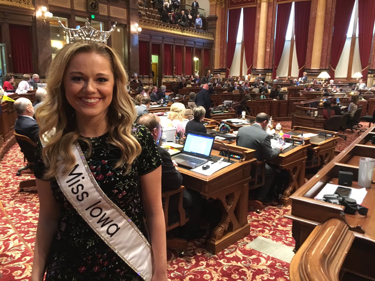 IowaCulture's tweet image. Beautiful. #MissIowa and arts advocate @emtinsman just sang the national anthem to open sessions in the #IowaHouse &amp;amp; #IowaSenate on #IowaArts Advocacy Day. (Her grandmother, former Sen. Maggie Tinsman, must be proud.)