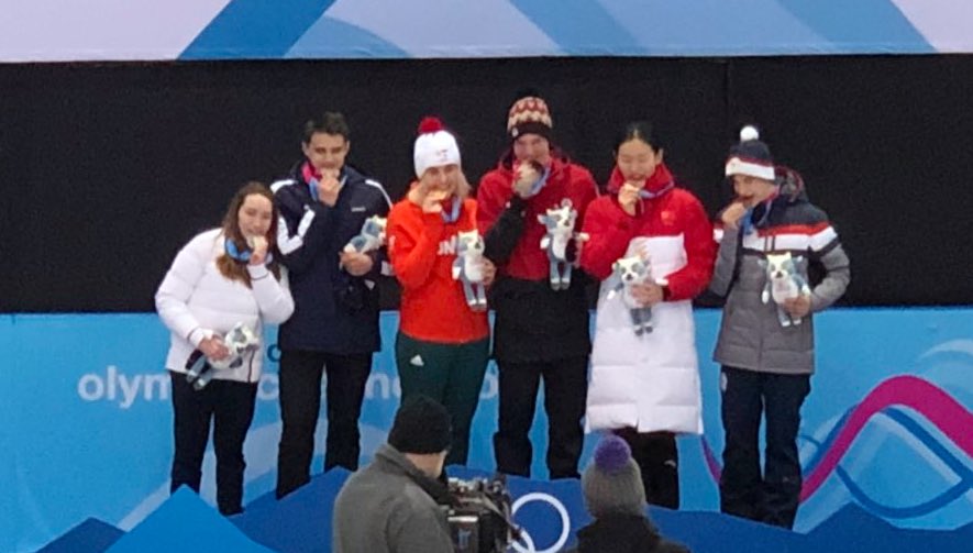 Devin_Heroux's tweet image. ON TOP OF THE CURLING WORLD 

There’s another Olympic curling gold coming home to Newfoundland and Labrador. 

Nathan Young alongside Hungary’s Laura Nagy soaking up their golden moment at the Youth Olympics. #Lausanne2020