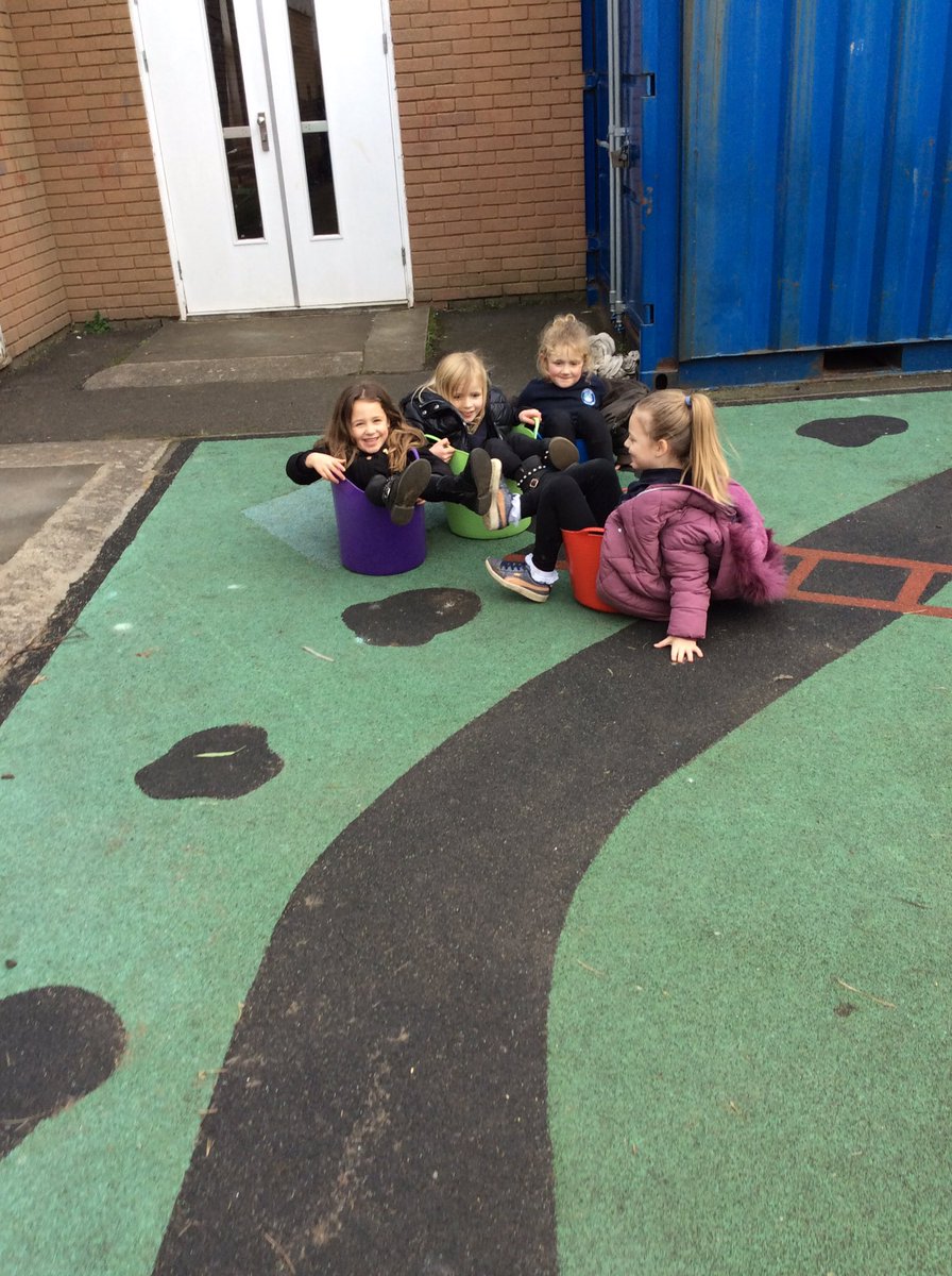 MissHallidayCVP's tweet photo. We enjoyed playing with the loose parts this afternoon! @CanalViewPSEdin @MissDawsonCV https://t.co/4vTjLSvG5k