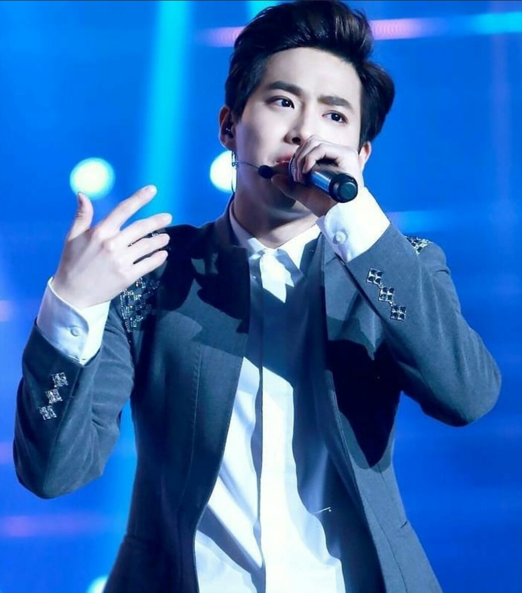 247_loey's tweet photo. Suho, when you say "even if there is only one person who supports us (exo) we will remain on the stage".  do you know what my wish has been since you said it?  I hope I am that person.  people who always support you (exo) no matter what👉❤
@B_hundred_Hyun @layzhang @weareoneEXO https://t.co/gaaRbk0Ejj