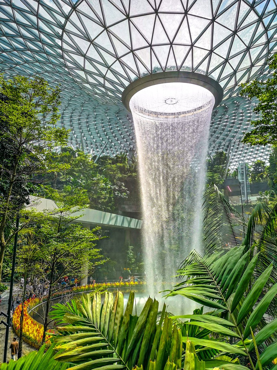 Not all airports are made equal. This is first to none. Visiting the Changi Airport Jewel by Moshe Safdie Architects. @dmuleicester @DMUArchitecture @DMUglobal @Art_and_Design