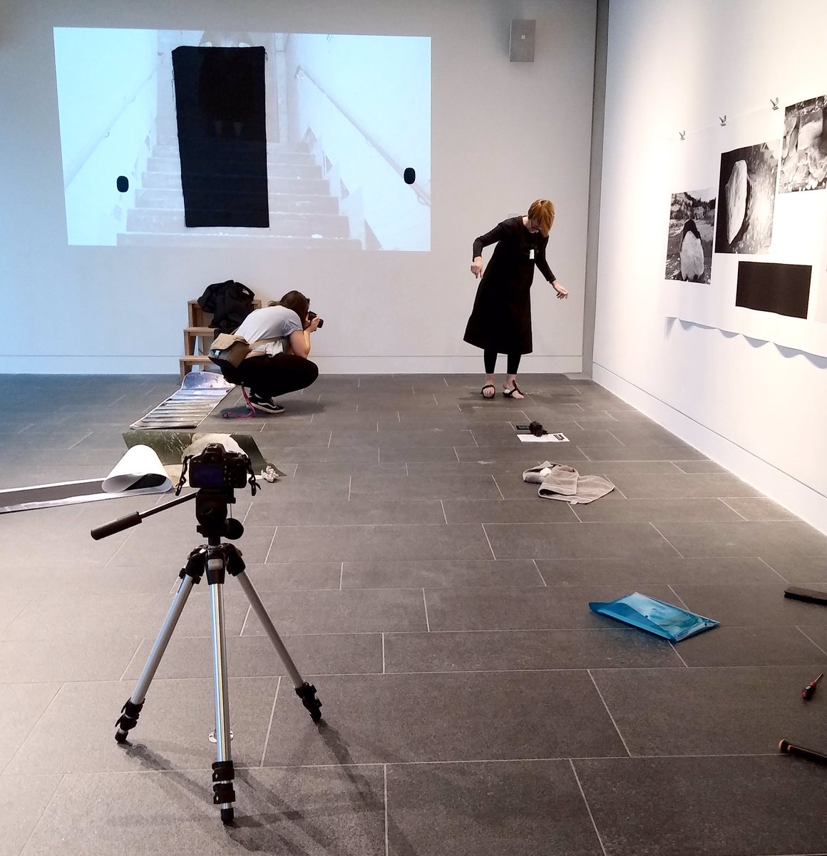 glass_tank's tweet photo. Exciting moment at the gallery as Janice Howard, artist and Senior Lecturer in Fine Art at @obuarts, responds to the ‘Kelly + Jones’ exhibition as part of the ‘Seers-in-Residence’ research strand.
#bridgingpractices #researchaspractice @TraciKellyArt1 @InDialogueUK @SHED_uk https://t.co/eoeiXucIpg