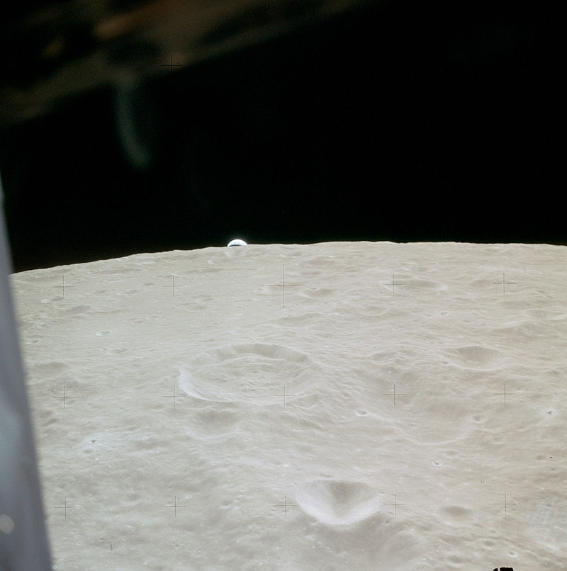 Lune_VL's tweet photo. Il y a 49 ans et à cette heure précise (GMT), l'équipage d'Apollo 14 devenait le 3ème à arriver sur mon sol <3 
Sur cette photo, un lever de @Terre_VL pris pendant la descente du module lunaire https://t.co/vtMPYG3DzJ