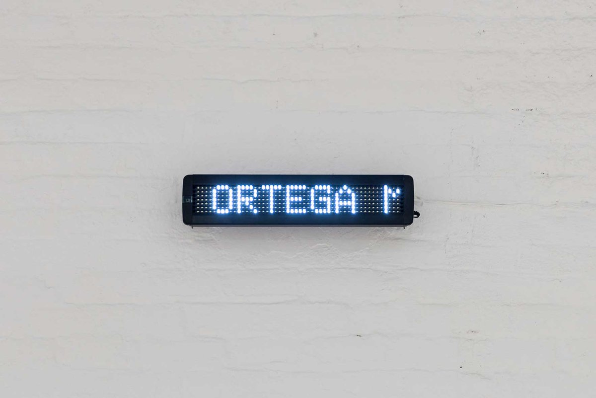 UB_IL3's tweet photo. 🎨«El papel del artista» es el módulo que actualmente imparte Antonio Ortega en nuestro Máster en #ArteContemporaneo👉https://t.co/8eo58HNvYW. Aquí un ejemplo de su trabajo Under Pressure, 2014-18: "Antonio Ortega made this work under pressure" foto de Robert Ruiz. @CALCEGO https://t.co/43j9oyNkgw