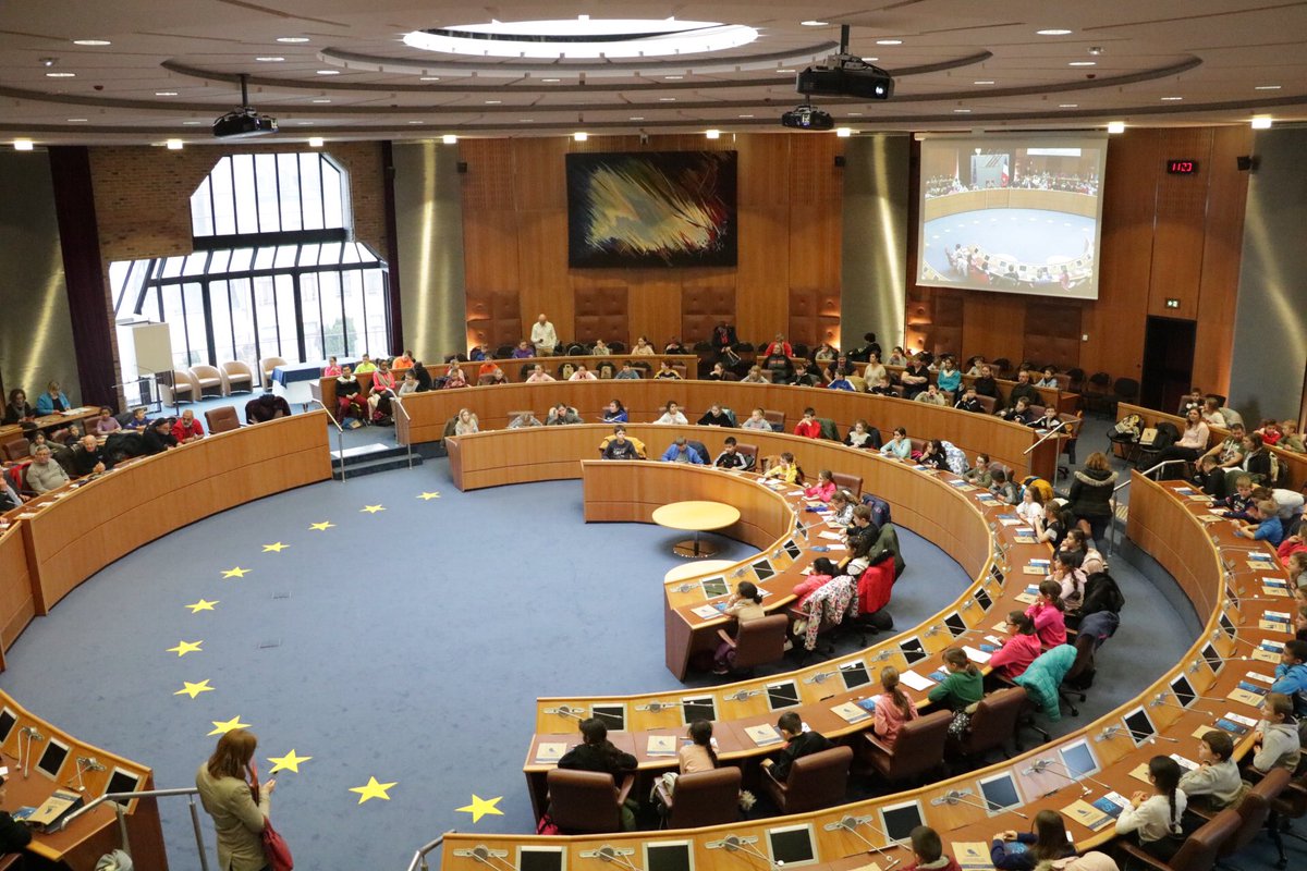 USEP62's tweet photo. #AGE2020 #CongresDesEnfants Cet après-midi les enfants découvrent l’hémicycle de notre département @pasdecalais62 ! Tout ébahis, ils y sont accueillis par Mme Drain, Vice présidente du Conseil départemental du @pasdecalais62. Un ÉNORME #MERCI de la part de nos petits usépiens ! https://t.co/kgH9wVW36H