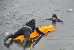 Immer wieder aktuell: Der MOJE M1 Wasserrettungslift auch zur Eisrettung Wörthsee 19 2 1017 youtu.be/qCjAEd8EqCo via <a href="/YouTube/">YouTube</a>