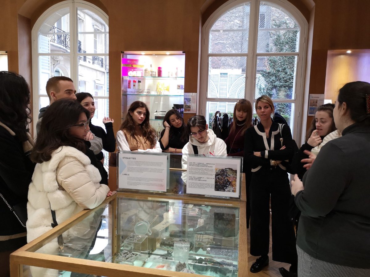 albertdemun's tweet photo. 👉 Les étudiants de BTS MMV visitent le Musée de la Contrefaçon.
#lycee #btsmode https://t.co/XkFn0wiPb2