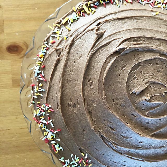 So after my uncertainty over what to share on here the other day and feeling a bit lost creatively, most people said to share all my baking whether it’s mine or baking with the boys. So, I dusted down the cook books and made this yummy chocolate cake. It… ift.tt/2tIeOMv