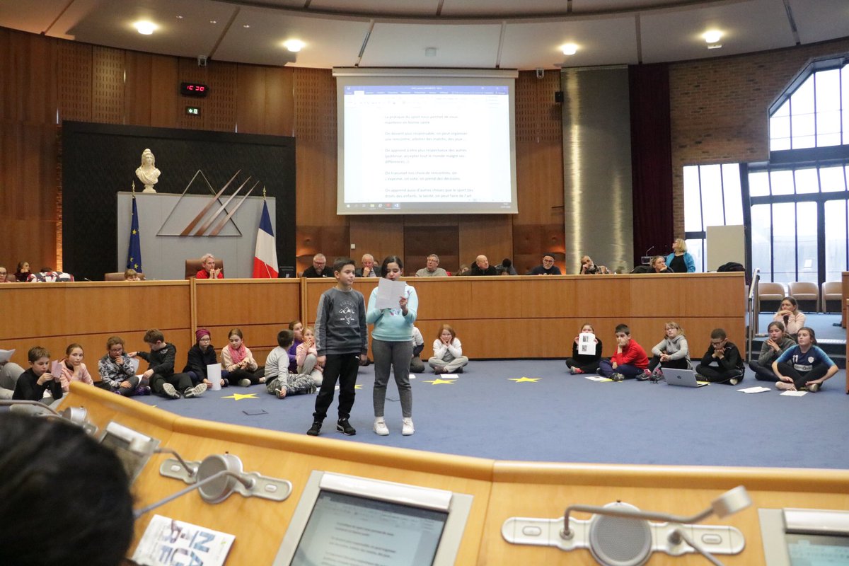 USEP62's tweet photo. #AGE2020 #CongresDesEnfants Le but de notre venue dans l’hémicycle de notre département @pasdecalais62 ? Le #DébatAssociatif - #AGE ! Cette année nos usépiens ont pour objectif de créer un flyer en faveur des enfants de l’Ecole. Pourquoi venir à l’USEP ? https://t.co/88lZ5fY3Pv