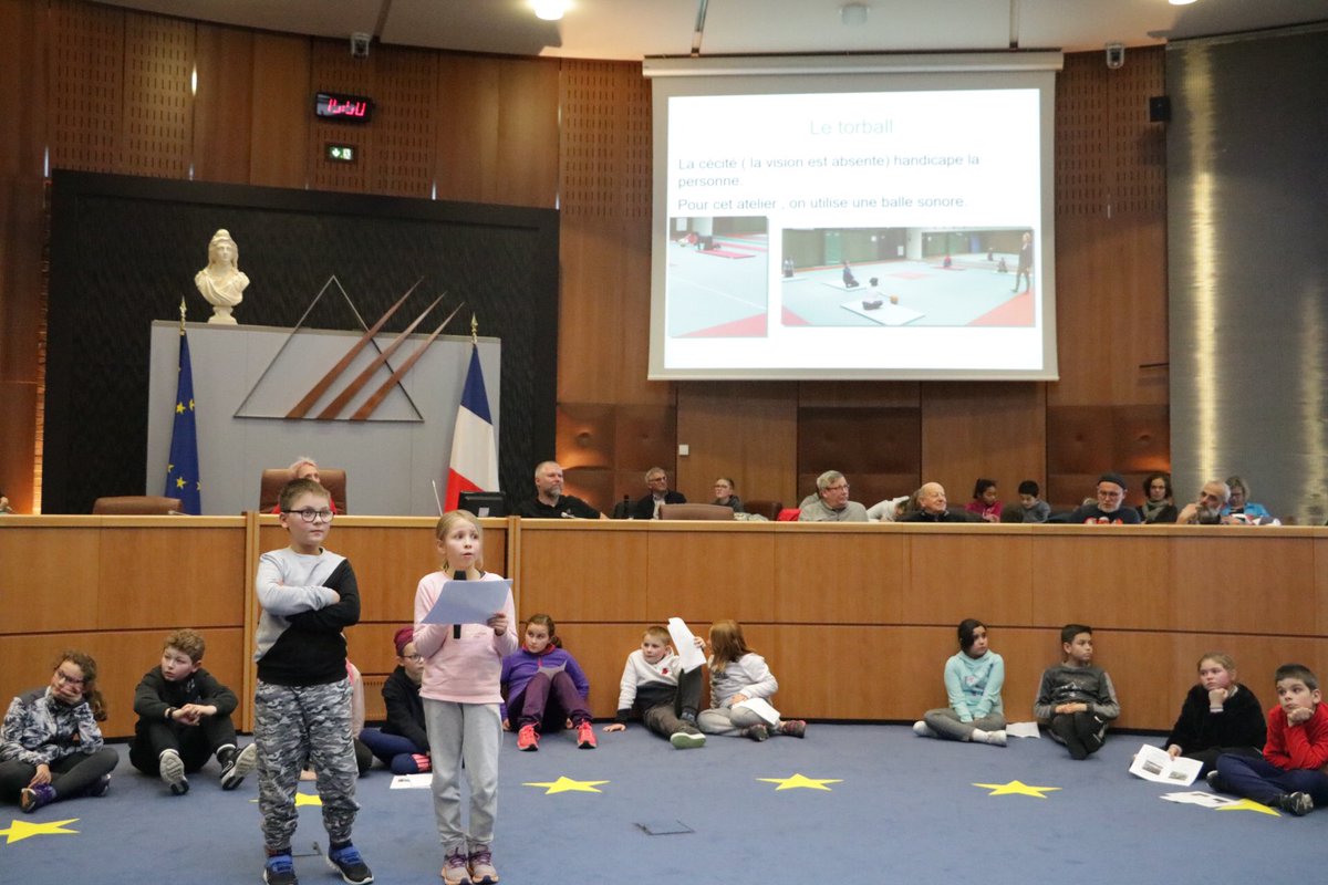 USEP62's tweet photo. #AGE2020 #CongresDesEnfants Le but de notre venue dans l’hémicycle de notre département @pasdecalais62 ? Le #DébatAssociatif - #AGE ! Cette année nos usépiens ont pour objectif de créer un flyer en faveur des enfants de l’Ecole. Pourquoi venir à l’USEP ? https://t.co/88lZ5fY3Pv
