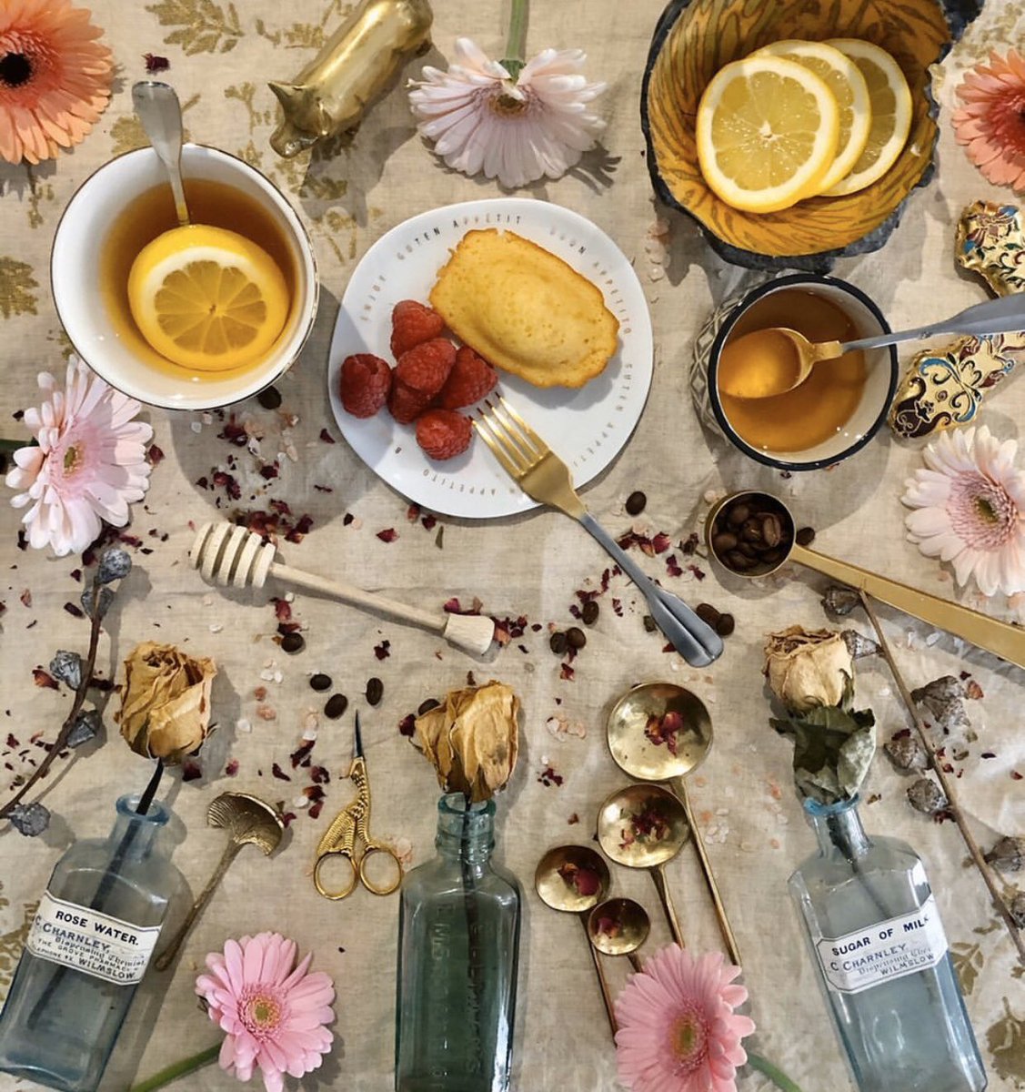 alexcrabtreepr's tweet photo. Spring style Flatlays #kitchenstyling #interiorstyling #kitchenpr https://t.co/cFxVQSN24a