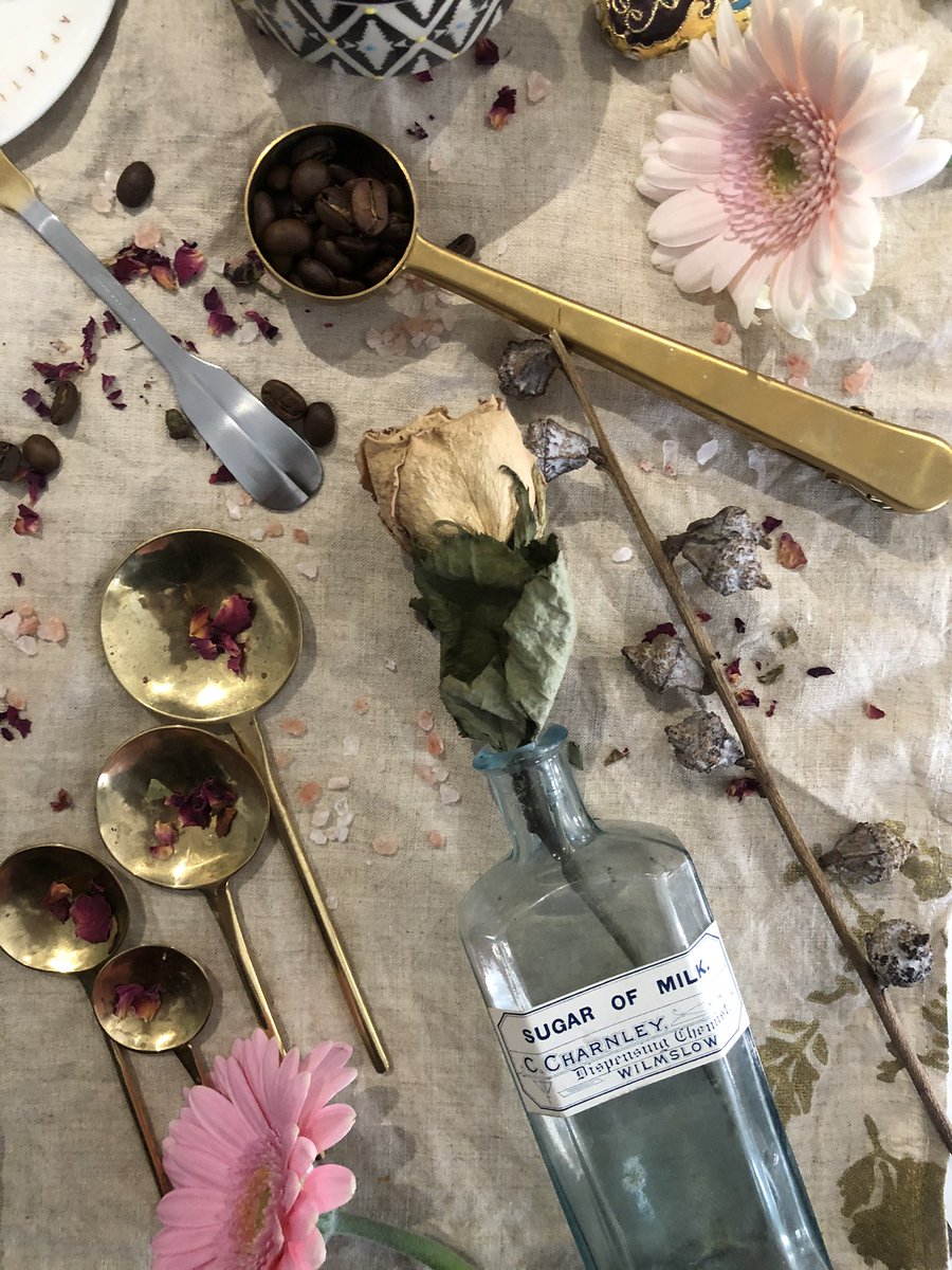 alexcrabtreepr's tweet photo. Spring style Flatlays #kitchenstyling #interiorstyling #kitchenpr https://t.co/cFxVQSN24a