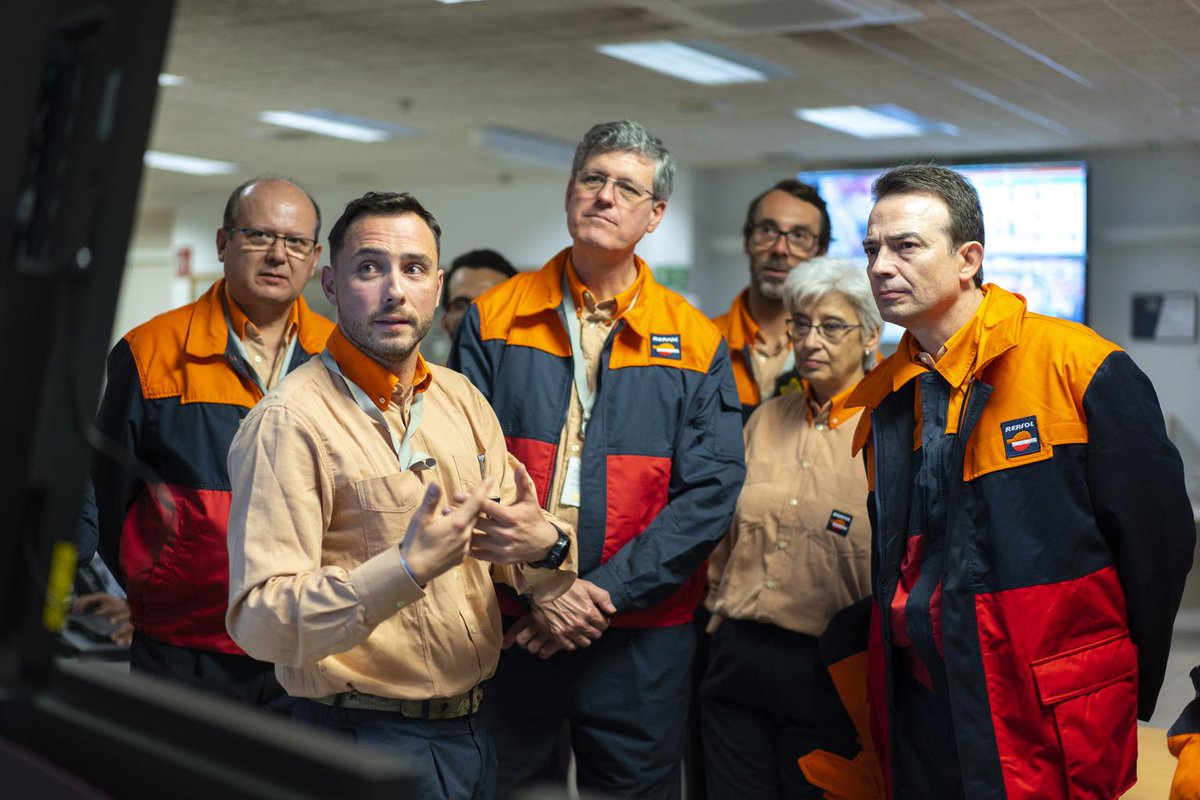 AGonzaloAizpiri's tweet photo. Fascinante visita a la refinería de #RepsolCartagena. Un equipo que con talento, eficiencia, tecnología y digitalización afronta los #retosenergéticos de hoy. Enhorabuena a todos por operar de forma excelente y asentar las bases del refino del futuro #WeAreRepsol #RepsolTalent https://t.co/7zt3kmMbaL