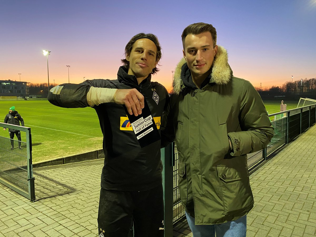 FohlenStall's tweet photo. 🏆 Borussias U19-Torhüter Max Brüll wurde eine besondere Aufgabe zuteil: Er durfte @YannSommer1 die Auszeichnung für dessen Aufnahme in die „Hall of Fame“ des JuniorCup in Sindelfingen überreichen. #MBJC20 #FohlenStall 
👉 https://t.co/OaftTC9JO9 https://t.co/FqUodjJSBt