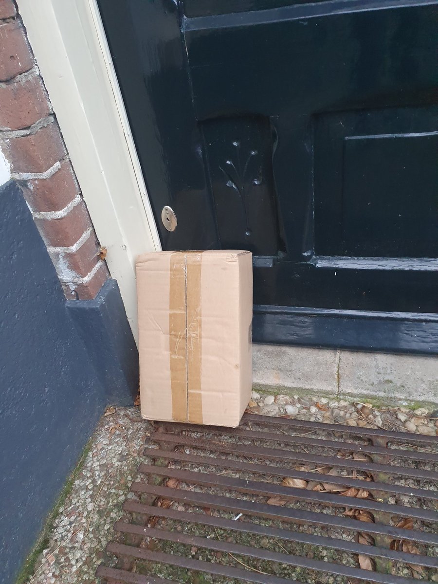SMendel3's tweet photo. #postnl Ik kom net thuis en zie dit. Kunnen jullie zorgvuldiger met mijn pakketten omgaan? Dit kan echt niet. https://t.co/jzzfOydyMV