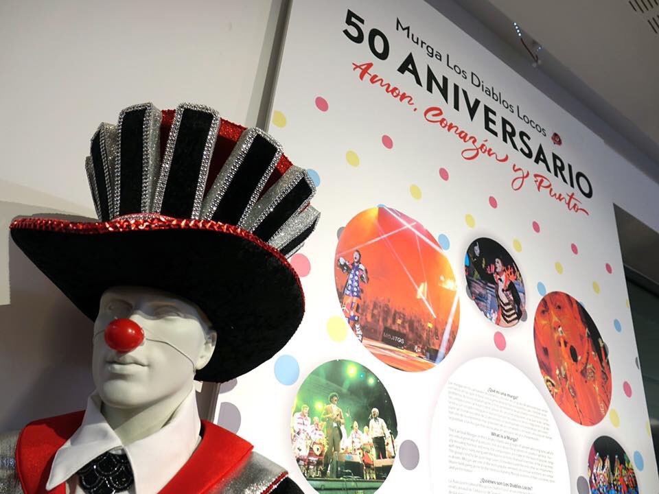 TeneriFeliz's tweet photo. #CarnavalSC2020: @MDiablosLocos presenta su disfraz este sábado 25 en la plaza de la Candelaria de S/C de #Tenerife. Desde las 20:00 actuarán #Joroperos, @Bambones, @LosChancletas y Producto Interior - Entrada libre ¡Te esperamos! - #Carnaval2020 ▶️ https://t.co/tAPsnhOG0I https://t.co/FXXVC6UpC6