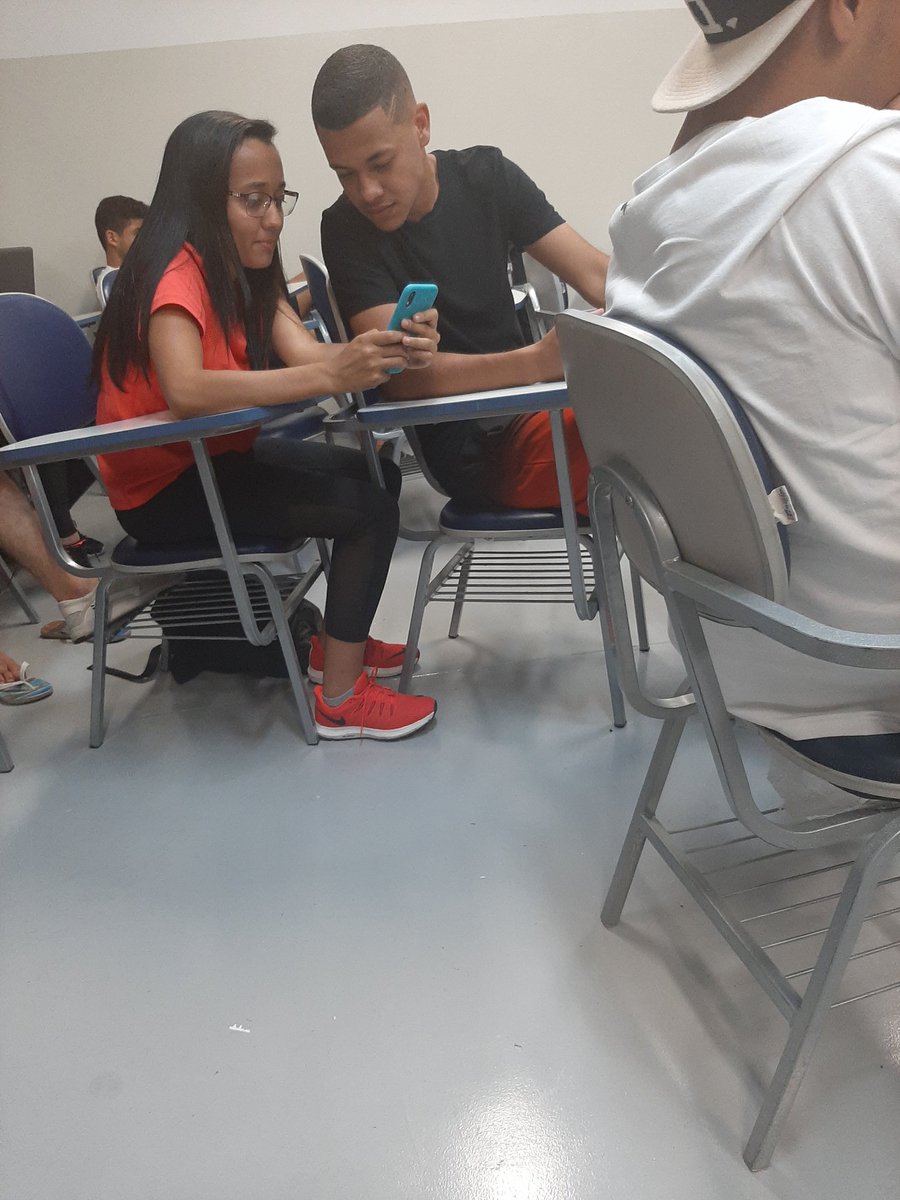 FelipeCesarGon1's tweet photo. Sempre fofocando na aula, e tirando minha atenção 😪 https://t.co/7LQqzB2Mzd