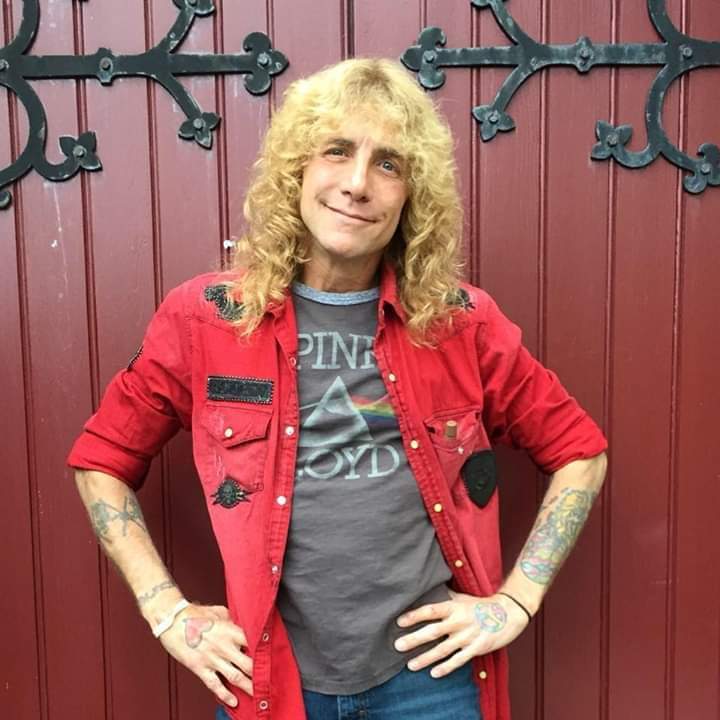 Hoje os parabéns vão pro ex-baterista do Guns N\ Roses, Steven Adler! 
Happy birthday, Steven!!     
