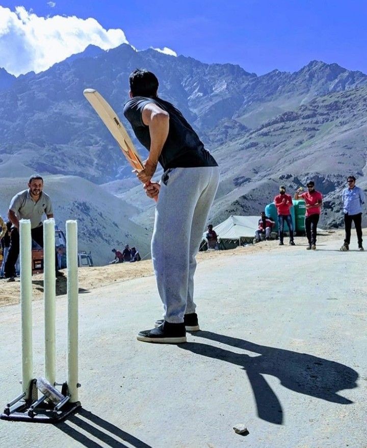 thesoleguy2's tweet photo. Let's have a poll. Which Indian celeb has the best butt? 
1. Varun Dhawan 
2. Ranbir Kapoor
3. Siddharth Malhotra
4. Kartik Aryan https://t.co/OOEclfdkxF