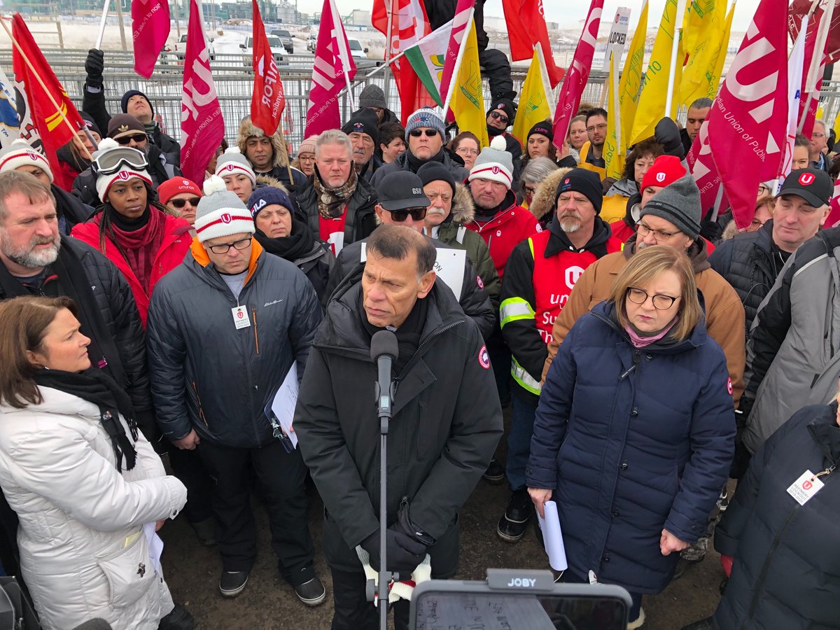 “As a labour movement, we know that when an employer gets greedy it destroys the lives of working people. We will have none of it. This fight is about all of us and we will not be divided,” says <a href="/CanadianLabour/">Canadian Labour</a> President <a href="/hassan_yussuff/">@Hassan_Yussuff</a> at <a href="/Unifor594/">Unifor 594</a> #solidarity rally.