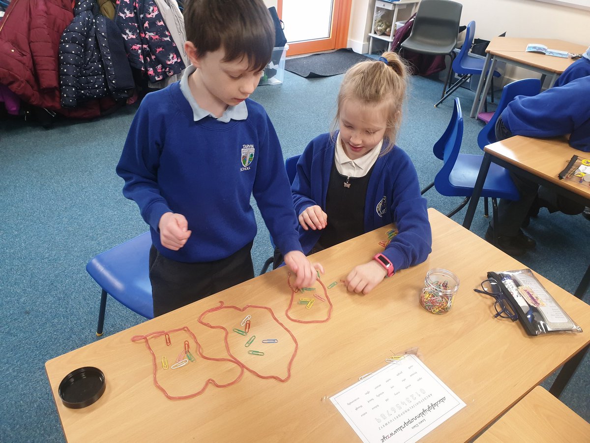 TarvinPrimary's tweet photo. Using sweets and counters to help us work out division problems #Tarvinmaths #handsonmaths #lewisclass https://t.co/AviqhQIicr