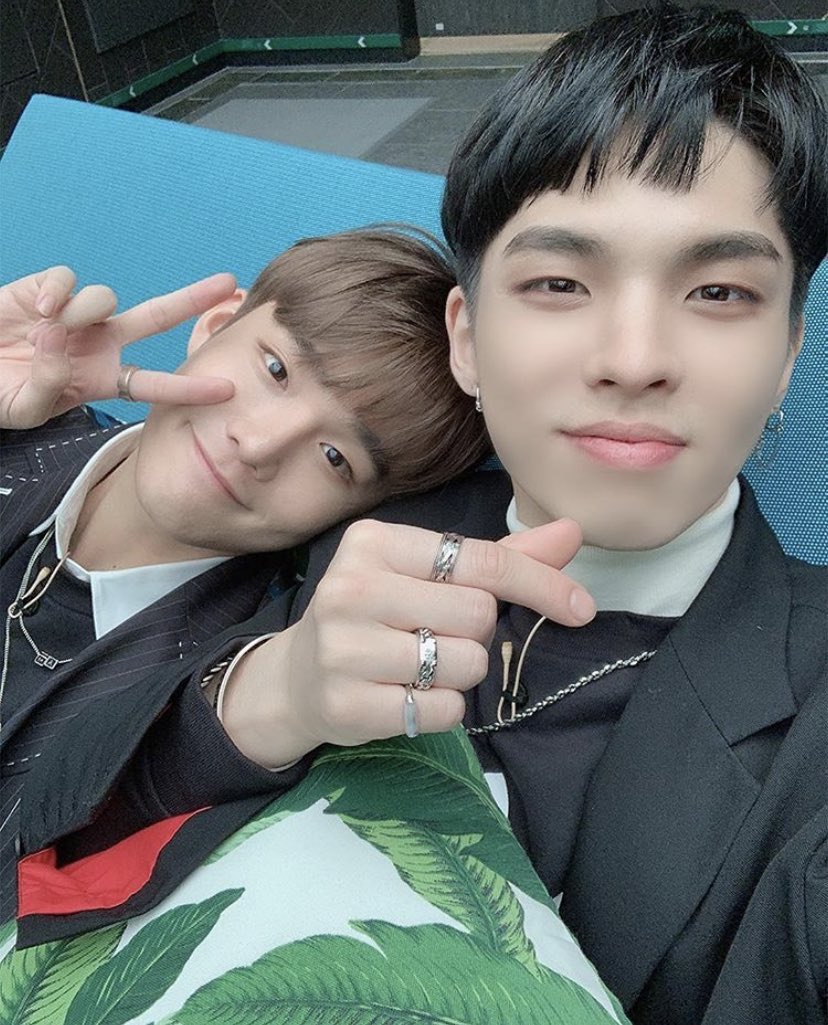 abcixeu's tweet photo. —silverboys' imagine; while gonhun scrolling their gallery n found their old pic.....

seunghun : woah... it's been a while, hyung... 

byounggon : this feels surreal... now we're doing this in a better us, right? https://t.co/NAQ4SnsGRa