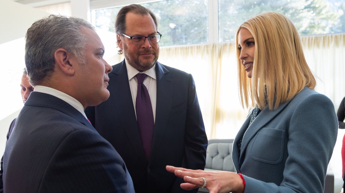 #Davos Dialogamos con @IvankaTrump sobre el trabajo que hacemos en el gobierno por el empoderamiento de las mujeres, el fortalecimiento de emprendimientos para jóvenes, y nuestro compromiso por la equidad de género. Nos expresó su deseo de regresar pronto a Colombia.
