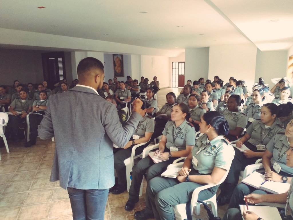 AnglicaMarinaD1's tweet photo. Capacitación a las estudiantes de la Cohorte 048 #ESCER en actuaciones policiales en la parte probatoria de derecho penal y procedimiento penal por parte de la   @personeriamed @EducacionPonal #Educación https://t.co/FlVYnnJrPm
