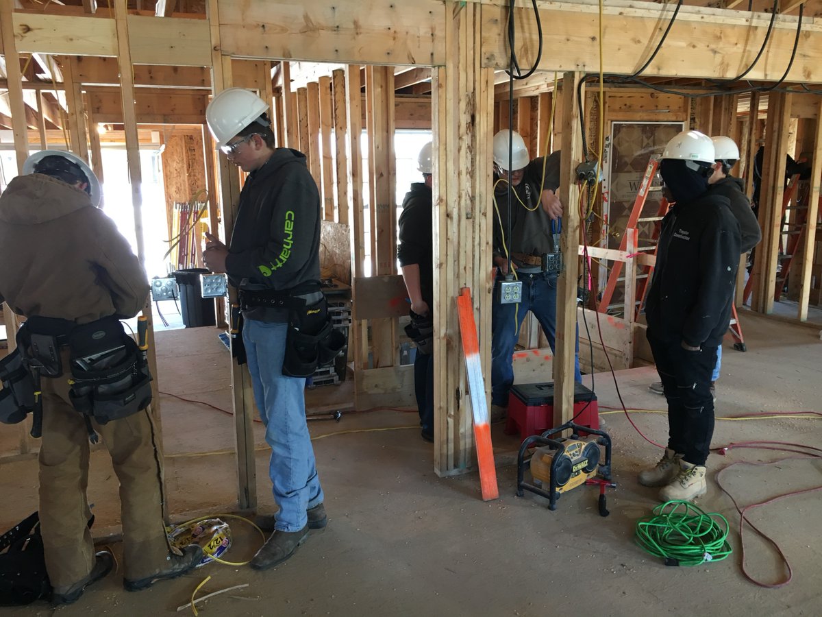 KACC4083's tweet image. #House22 is moving along.  Today, students continued roughing-in the electrical wiring.  #Electrician #Trades #Construction #Technology #PlanPrepareExecute #CTERealWorld #LearnThenEarn #SDLCIL #NewHomeConstruction