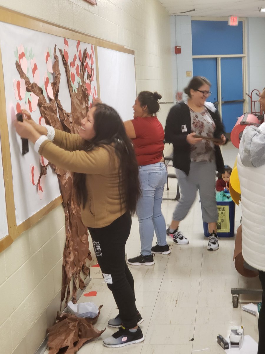 teacherchick611's tweet photo. Riverdale's new PTA board already hard at work! @ResRiley https://t.co/kzAgIdoZfd