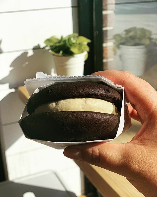 CocoaBakeryJC's tweet photo. New Flavor Alert! π¨ Come try our Chocolate Peanut Butter Whoopie. #cocoabakery #chocolatewhoopie #jerseycity https://t.co/BMXORUMjVI https://t.co/dfkHyO66ph