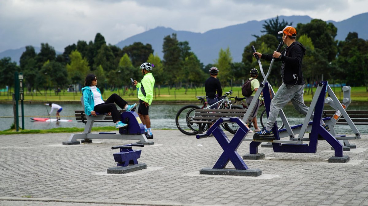 IDRD's tweet photo. 😃🤸‍♂️🤸‍♀️¿Hay un gimnasio al aire libre cerca de tu casa y no sabes cómo usarlo?

Te dejamos unas sencillas rutinas para que los aproveches al máximo: https://t.co/wwTvjHlsrI 

#HazActividadFísica https://t.co/tsVKGMHHZM