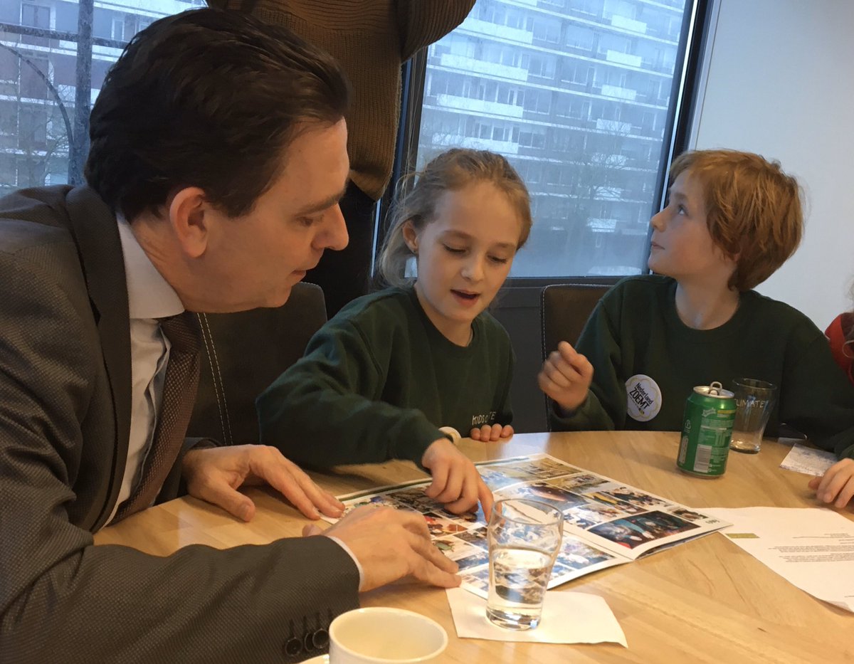 MichelBezuijen's tweet photo. Bijzonder bezoek vanmiddag! Koert (10) en Linde (8) kwamen vertellen over hun deelname aan de #kidsclimateconference Bedankt Koert en Linde voor het leuke gesprek en de 12 aanbevelingen die jullie hebben gedaan! #Rijswijkse #klimaatambassadeurs #klimaatconferentie #KCC2019 https://t.co/GSAYEnTHcP
