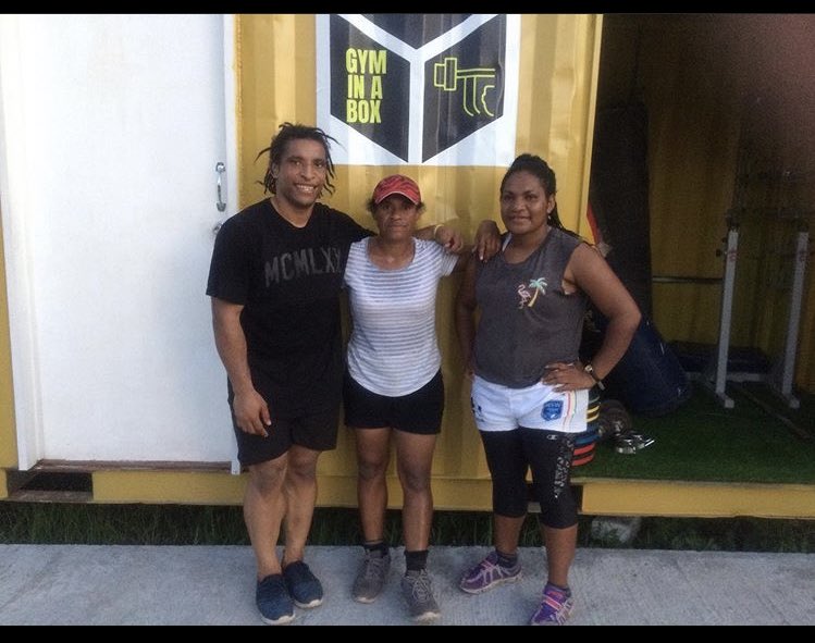 grassskirtproj's tweet image. Here’s @PNGOrchids Janet, Elsie &amp;amp; Kara after their workout at our #GymInABox in Hanuabada village 🏋🏿‍♀️💪🏾🇵🇬 #PawaMeri