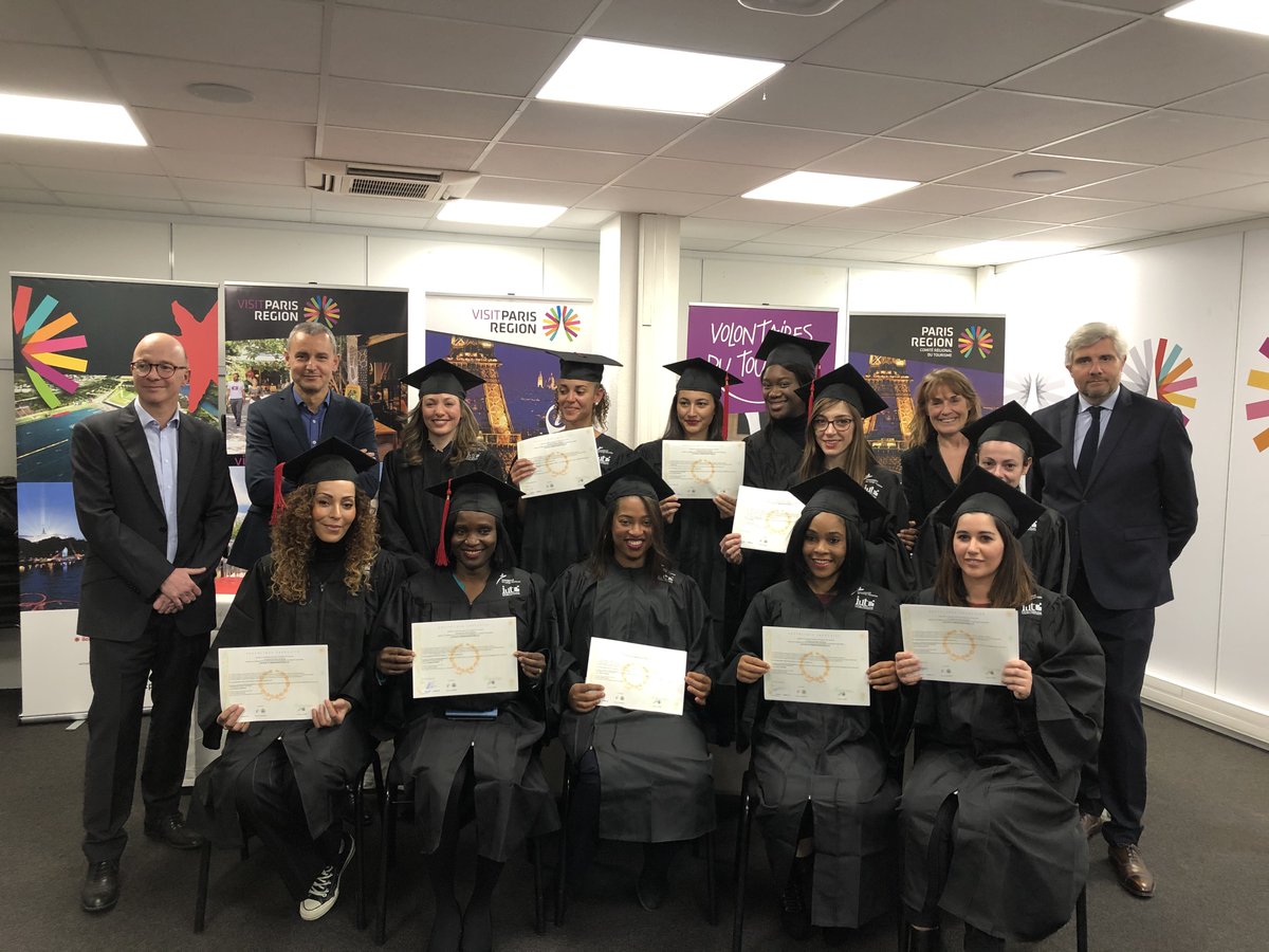 christophedecl's tweet photo. Très fier de cette promotion des collaborateurs de @VisitParisIdf. 17 diplômées de l' @iut_ucp de Cergy Pontoise en Management des Activités Commerciales 👏 Quand on développe ses équipes on enrichi non seulement les collaboratrices mais également l'entreprise. #diplome #bacplus3 https://t.co/Bs87DF0B6g