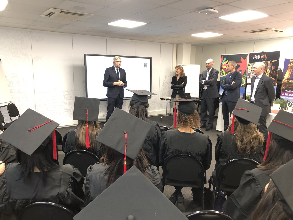 christophedecl's tweet photo. Très fier de cette promotion des collaborateurs de @VisitParisIdf. 17 diplômées de l' @iut_ucp de Cergy Pontoise en Management des Activités Commerciales 👏 Quand on développe ses équipes on enrichi non seulement les collaboratrices mais également l'entreprise. #diplome #bacplus3 https://t.co/Bs87DF0B6g