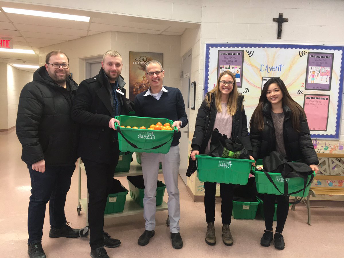 Merci Zehrs sur la rue Clair! Une banane, une clémentine, une barre granola, un bâtonnet de fromage et un jus à chacun de nos élèves ce matin!