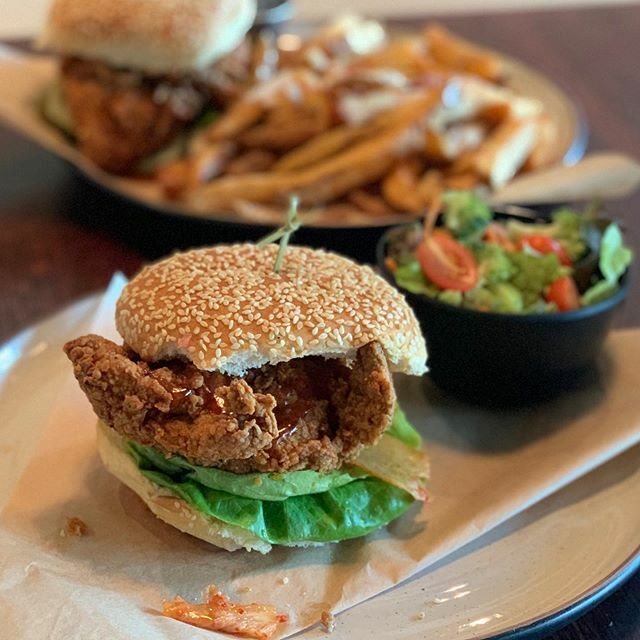 What are you having for lunch today? We wouldn’t be upset if one the fried chicken sandwiches from @hometownharvestkitchen made its way to our mouths. If you like things a little sweet &amp; spicy, go for the Korean version 👍🏻👍🏻 #tastefrederick #frederickfoo… ift.tt/37mNCSc