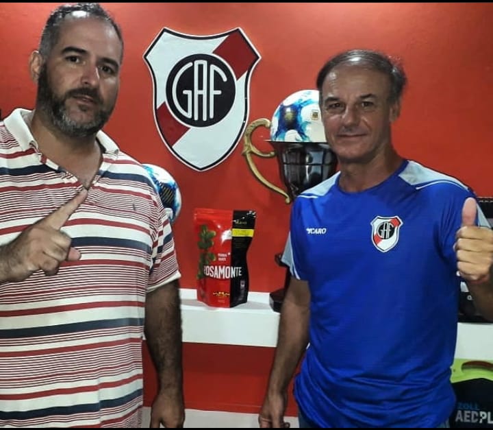 SomosMisiones's tweet photo. ¡BIENVENIDO!

A pocas horas de que Manuel Dutto dejara de ser el entrenador de Guaraní Antonio Franco, Dario Labaroni se convirtió en el nuevo técnico franjeado para afrontar el Torneo Regional.

#SomosMisiones https://t.co/mzrIxsqMg6