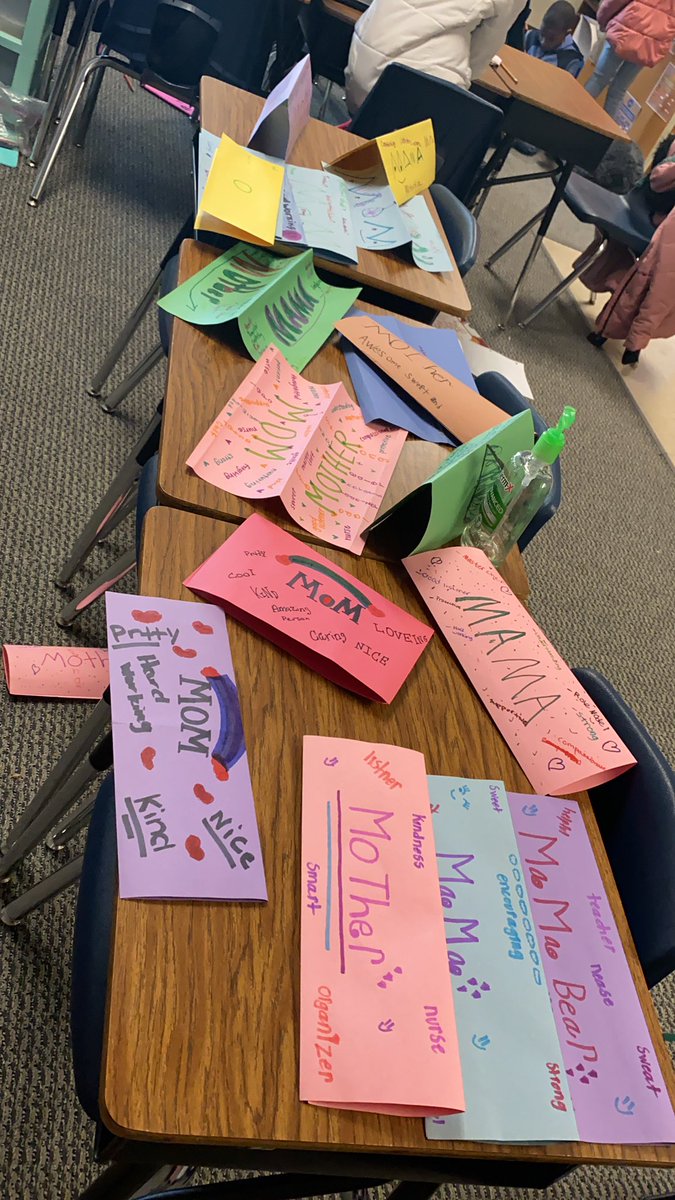Bowers5th's tweet photo. Our class made “MOM” tents for the Muffins for Moms breakfast tomorrow! 🧁💕 Thank you @misskgambrell for helping us with this great idea for moms! #sandlapper #sandlapperstars #fifthgrade https://t.co/H4KahcfPyQ