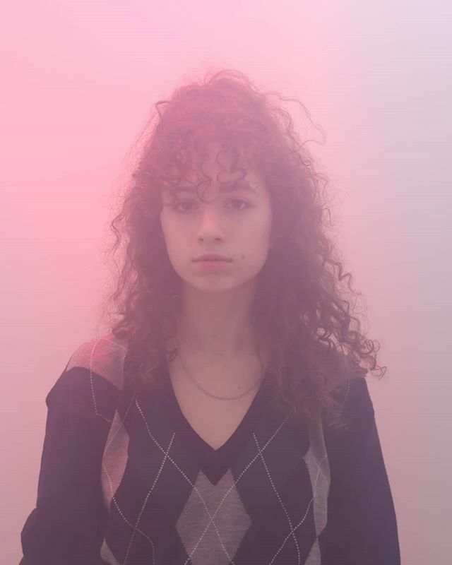 “Zouden we gelukkiger zijn door te liegen? De betekenis van waarheid, schoonheid en leugen zijn cultureel bepaald en worden ons van jongs af aan opgelegd. Peer Gynt verbloemt de waarheid. Ik zie zijn daden eerder als een verrijking.”
.
.
Orfee (15) is een van de 15 Young Cur…