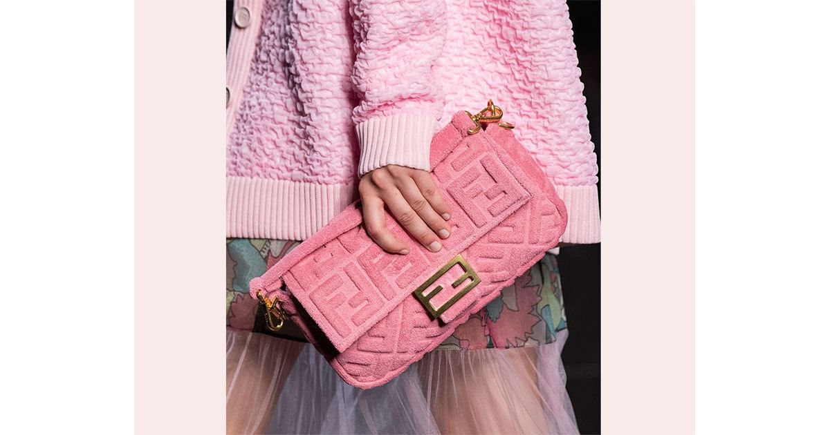 Dalle tracolle ai secchielli, dalle bag matelassé alle postine, ecco le borse must have su cui puntare per la prossima primavera, approfittando dei saldi.
tustyle.it/moda/borse-in-…