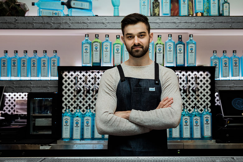 punch_drink's tweet photo. Emilio Salehi on how videography has shaped his approach to bartending, his hack for building complex flavor profiles and the recipe for his In Bokeh cocktail. #punchpartner @BombaySapphire #MIB2020 https://t.co/Dcv66UhANc https://t.co/VdKPJaNTgf
