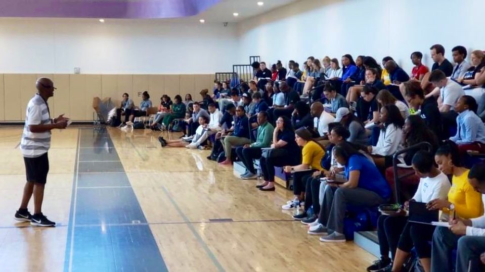 AStepUpFHA's tweet photo. #BestOf2019 ✍🏽💎🏀

Coach Desmond Oliver!!!! Coaches, we know you remember this session! 

Recruiting x Player Development 🗣

Thank you @DesmondOliver2 

Join us at #AStepUp2020⬇️

📆 May 4-7 | Charlotte, NC

🔗REGISTER HERE: https://t.co/RuPnzXdnE8 https://t.co/PgM41tT04v