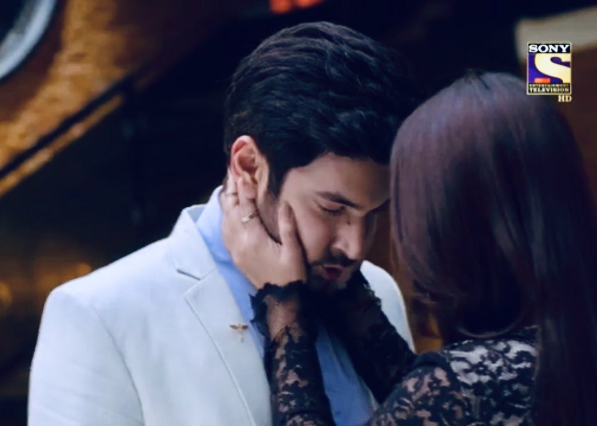 liv_luv_laugh__'s tweet photo. The way Maya calmed Rudra not once but twice, cupping his cheeks. And this the same Maya who hates touching anyone 🙃
#Beyhadh2 https://t.co/HVP7D1aQ9d