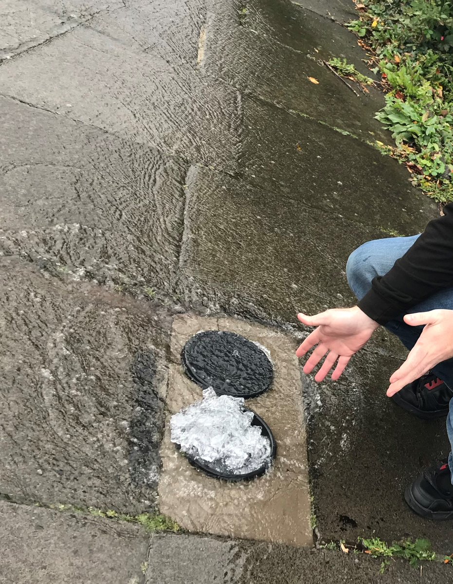 ESWH2O's tweet photo. Spotted a leak? You can use our interactive leak map to check if we already know about it, and if not you can report it to us in a few seconds https://t.co/xsmums7vFZ #SpotandSave #Essex #Suffolk #Leak #Burst https://t.co/7mJrfB7WM8