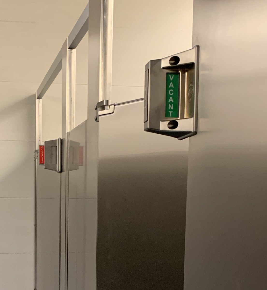 Pyszkaa's tweet photo. Thank you ⁦@flypdx⁩. These are almost as brilliant as the parking stall monitors in the garage. https://t.co/Lp5dczJUtl