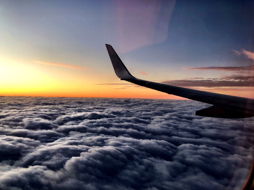 Got lucky with this photo. Happy #WingWednesday from a <a href="/Ryanair/">Ryanair</a> 737-800. #letsgetgoing