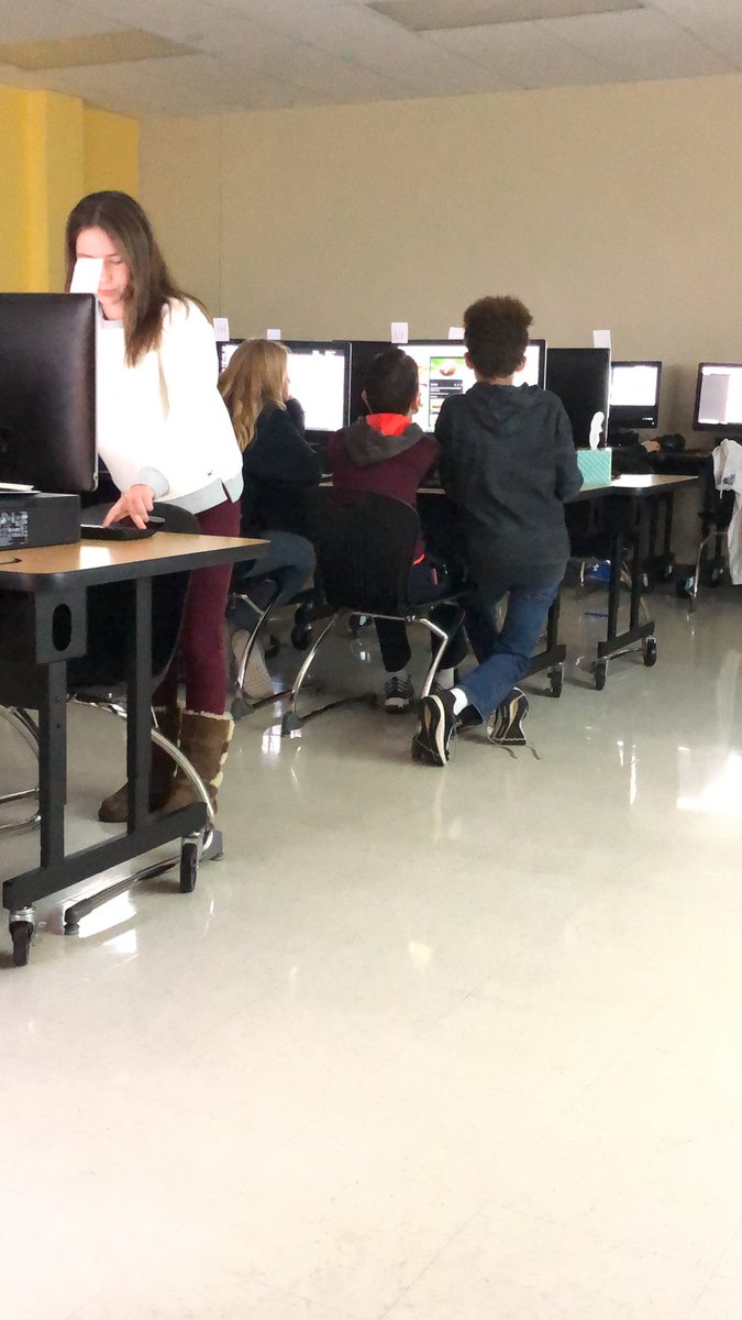 Coach_Polites's tweet image. Students are solidifying their learning by teaching others. #HBMS #TechApps #HTML