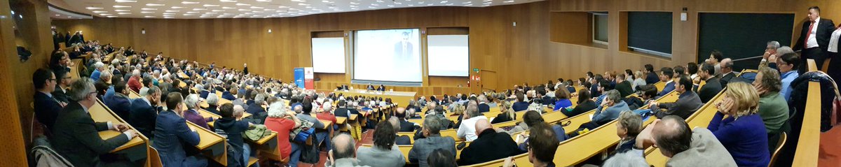 pietrobertanza's tweet photo. Economia a 360 gradi con @CottarelliCPI in un'aula magna dell'Università di Bolzano gremita https://t.co/hV7IXq2SYP